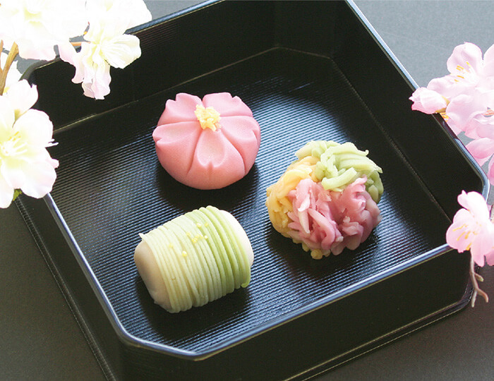 春の上生菓子（〜4月中旬まで）　桜の季節、柳は緑、花の山 各205円　目でも味わう、美しい日本の春